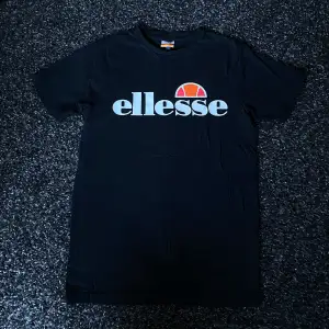 Säljer min svarta t-shirt från Ellesse. Använd ett fåtal gånger.  Skick: som nyskick Storlek: 36 Nypris: 400kr