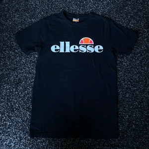 Ellesse t-shirt - Säljer min svarta t-shirt från Ellesse. Använd ett fåtal gånger.  Skick: som nyskick Storlek: 36 Nypris: 400kr