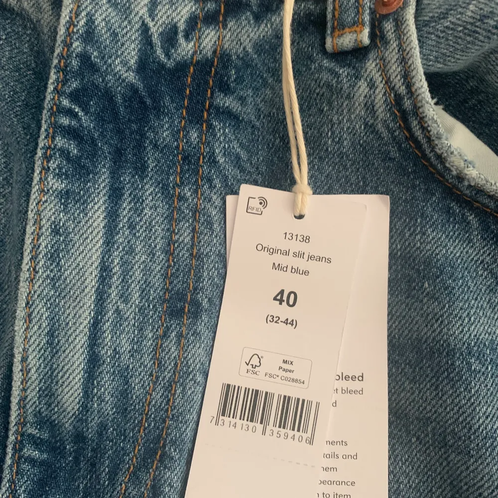 Fina nya jeans ifrån Gina tricot med slits ner till i stl 40. Var lite för långa för mig (170cm) trodde att dom skulle användas men nej nypris köptes dom för 399kr så säljer dom för 150kr!! Frakt står man för själv går inte ner i pris!!. Jeans & Byxor.