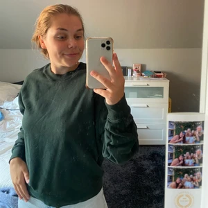 Grön sweatshirt weekday i storlek xs  - Första bilden visar färgen bäst. Det är en mörkgrön sweatshirt från weekday i storlek xs. Säljer då jag ej använder den. Men överlag bra skick. 