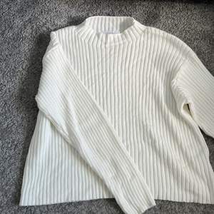 Super mysig oanvänd stickad tröja från zara💕 köpt på barnavdelningen i strl 164 men jag som brukar ha S passar den perfekt. Säljer pga köpt en annan vit stickad💕