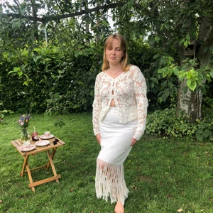 Virkad kofta - Virkad / stickad kofta! Såsåså fin men passar mig inte längre 💔💔💔💔 Köpt second hand men är i väldigt fint skick! Frakt på 66kr tillkommer men kan också mötas upp i Borås/Göteborg :)