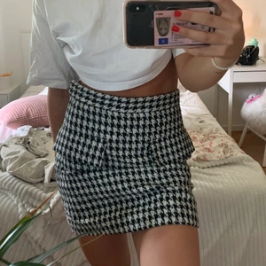 Rutig kjol  - Säljer en vit & svart rutig kjol 🖤🤍