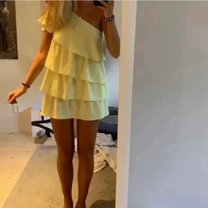 Gul klänning - Säljer min zara klänning, använd 1 gång 💕