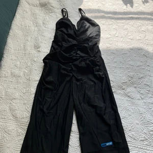 Playsuit från GANNI 🖤 - Svart playsuit från GANNI Moves kollektionen. Stretchigt tyg och lätt att röra sig i.