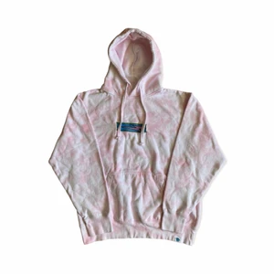 MrBeast Hoodie - En snygg rosa/vit luvtröja från märket MrBeast i fint skick. Inga fläckar eller slitage. För mått kontakta mig! Samfraktar gärna :) Frakt metod: PostNord spårbart 66 kr 📦