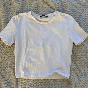 Vit t shirt!🤩 - Vit cropad tight t shirt som inte används längre. I storlek S och mycket bra skick🫶