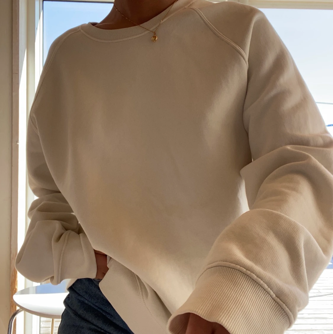 Vit tjocktröja från Weekday i strl XL