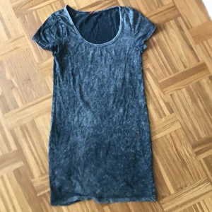 Kortklänning - Cool kort å tight klänning med coolt tyg 