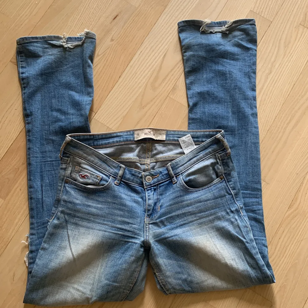 Säljer dessa lågmidjade jeans med hål vid knäna då de e för stora. Coola bakfickor! Passar bra för mig i legenden som är 170 cm. Frakten ingår inte i priset💗. Jeans & Byxor.