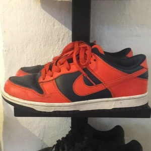 Säljer mina VNDS 2004 Nike dunk Low college orange obsidian sz 9 reverse Syracuse not SV - Säljer mina dunk Low dom är 2004 model så dom är rare kan mötas Halmstad❤️❤️