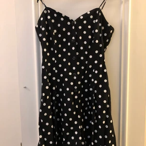 Vintage playsuit, prickig - strlk ca S, skicka DM för mer specifika mått. Snygg criss cross-detalj i ryggen, knappar fram. 