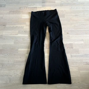 Mjukisbyxor - Svarta utsvända mjukisbyxor från gina tricot, nyskick