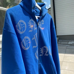 One Of One Zip Hoodie - Hej, säljer nu One Of One klassiska blå zip hoodie i storlek large. Den är i super bra skick och alla rhinestones sitter kvar. Priset är inte hugget i sten. Hör av er vid frågor 