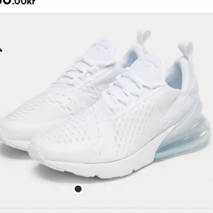 270 Nike  - Säljer ett par Nike 270 har använt de ett par gånger men det finns inga hål eller så de är hela skriv bara om ni är intresserade och vill se mina egna bilder på de😊