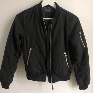 Bomberjacka  - Svart snygg bomberjacka!! 🖤  Storlek 140 vilket ungefär motsvarar en XXS. 