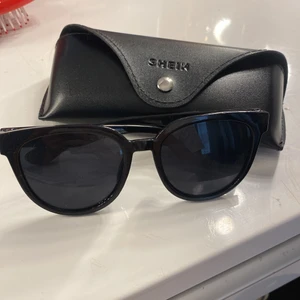 Solglasögon  - Man får med fodralet gratis  Knappt använda 