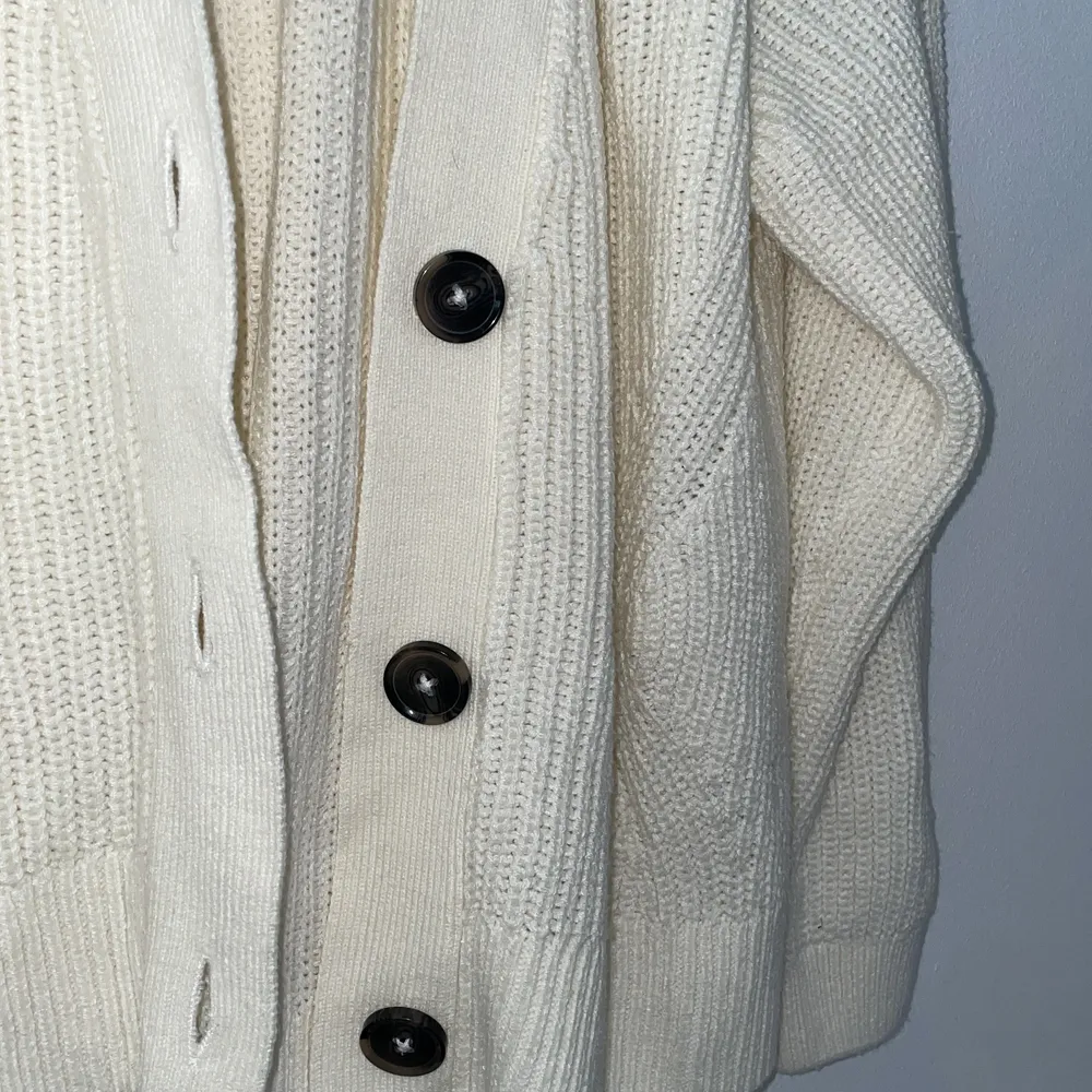 En benvit tröja från Lindex 🤍 frakt är inkluderat i priset💚 vill man mötas upp är det billigare.. Tröjor & Koftor.