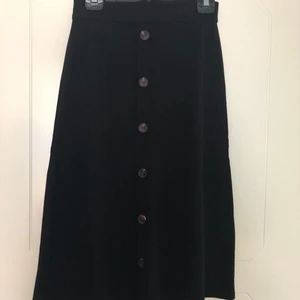 Midi kjol - Helt nya kjol (aldrig använd). Storlek: S