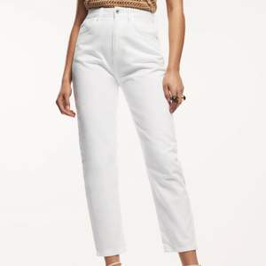 Vita jeans från zara oanvända. Varan är slut på Zaras hemsida. Pris 359 exklusive frakt storlek 36