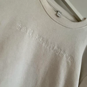 Sweatshirt  - Fin vit tröja som är använd 2-5 gånger som Max. Superfint skick🦋