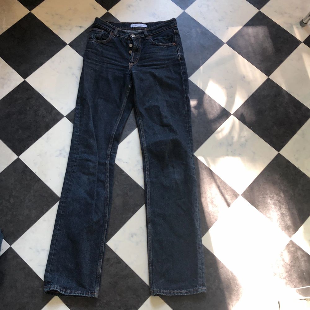 Långa zara jeans! Lite slitningar här och där (se bild 3).  Köpare står för frakt (59kr). Jeans & Byxor.