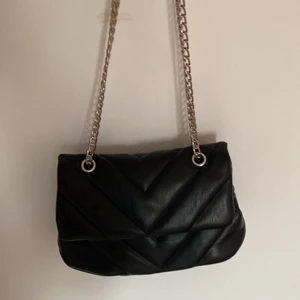 En helt ny väska  - Svart väska med gråa thjedior  Kan göra den hur liten/stor man vill 