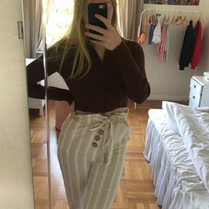 Linnebyxor - Säljer dessa linnebyxor ifrån River Island som är perfekta till sommaren🤍 De är aldrig använda, och har blivit för små för mig.  Frakt kan variera beroende på pris. (Tryck INTE på köp nu)