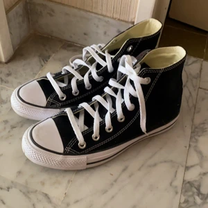 Svarta Converse  - Nya svarta höga Converse som endast har testats. Nypris 800kr. 