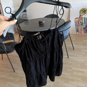 Söt topp - Populär topp från hm, sparsamt använd. Säljer även en vit i annan annons! Köpare står för frakt på 66kr 💛