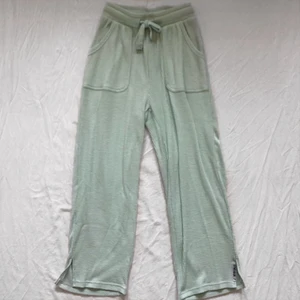 GYMSHARK mjukisbyxor XS - Märke: Gymshark Färg: mintgrön/grön/ljusgrön/turkos Storlek: XS (34/36/38) Modell: dam/kvinna/womens Mitt pris: 150 kr   Kolla in mina andra annonser, säljer bl.a Levis, Champion, Victorias Secret, Tommy Hilfiger, Calvin Klein, Adidas, Nike, Puma, Aimn, G