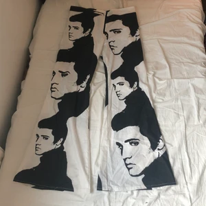 Elvis Presley flares - Elvis Presley flares jag sytt av material från secondhand! Så luftiga och sköna nu på sommaren! 