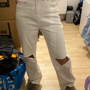 Säljer dessa vita wide-jeansen från Vero Moda i storlek 27/32.