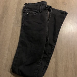 Skinny jeans Från H&M  - Skinny jeans från H&M, perfekt för castings och Cv bilder. Är absolut öppen för prisförslag, kan mötas upp i Stockholm och det är bara att skriva om ni vill ha fler bilder:)