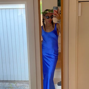 Blå klänning  - Blå långklänning från asos. Endast använd en gång (midsommar). Extremt fin men antagligen kommer jag inte få någon mer användning utav den så jag säljer. Strl 36.