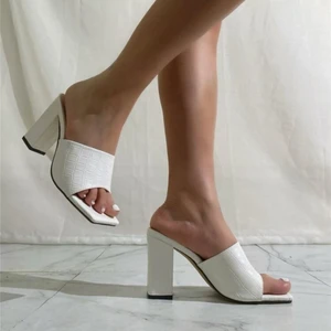 Vita klackar - Superfina vita klackar från shein som tyvärr var för stora. Ser exakt ut som på hemsidan och var verkligen supersnygga. Aldrig använda utan endast testade! Nypris 280kr. Står för halva frakten men kan också mötas upp i Örebro💕 