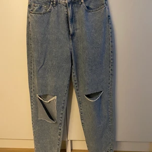 Helt nya jeans från H&M i strl 40 - Ett par helt nya byxor från h&m, säljer då dessa fina byxor då jag inte ha ha dom för att dom är på tok för stora😩 hoppas dom kommer till användning hos dej 🤩