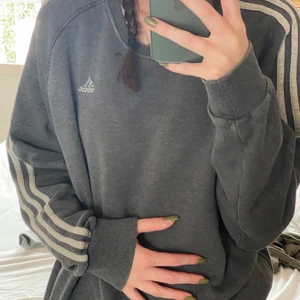 Adidas sweater  - Fett snygg tröja köpt här på Plick, som jag väljer att sälja vidare💕