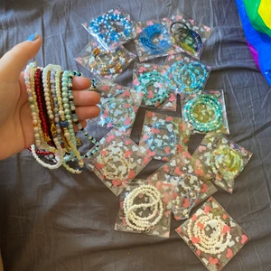 Halsband  - Halsband olika färger och berlocker alla halsband finns andra bilder alla halsband är runt 35 cm. Säljer dom billigt för vill bli av med det !  2 för 20kr