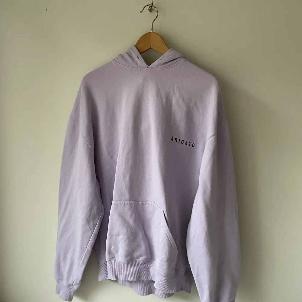 En violett/lila bomull hoodie från axel arigato. Välanvänd men ingen ytlig skada, storleken är M men passformen är oversized. Hoodies.