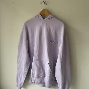 En violett/lila bomull hoodie från axel arigato. Välanvänd men ingen ytlig skada, storleken är M men passformen är oversized