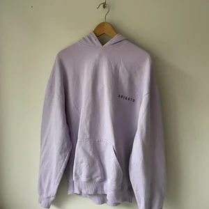 Axel arigato lila hoodie - En violett/lila bomull hoodie från axel arigato. Välanvänd men ingen ytlig skada, storleken är M men passformen är oversized