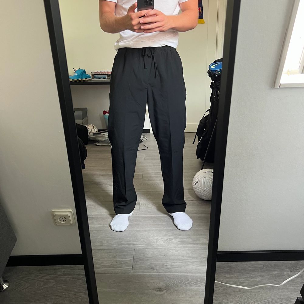 Tja! Slänger upp ett par skitsnygga kostymbyxor som är köpta från H&M. Sitter lite baggy vilket är skitsnyggt! Storleken är L och dessa är helt oanvända! Har ett par andra från Weekday och därför används tyvärr inte dessa.. Hör av er vid frågor!. Jeans & Byxor.