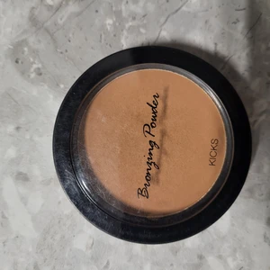 Bronzing powder från kicks - Bronzing powder färg: summer in the city. Endast använt fåtal gånger. 50kr 