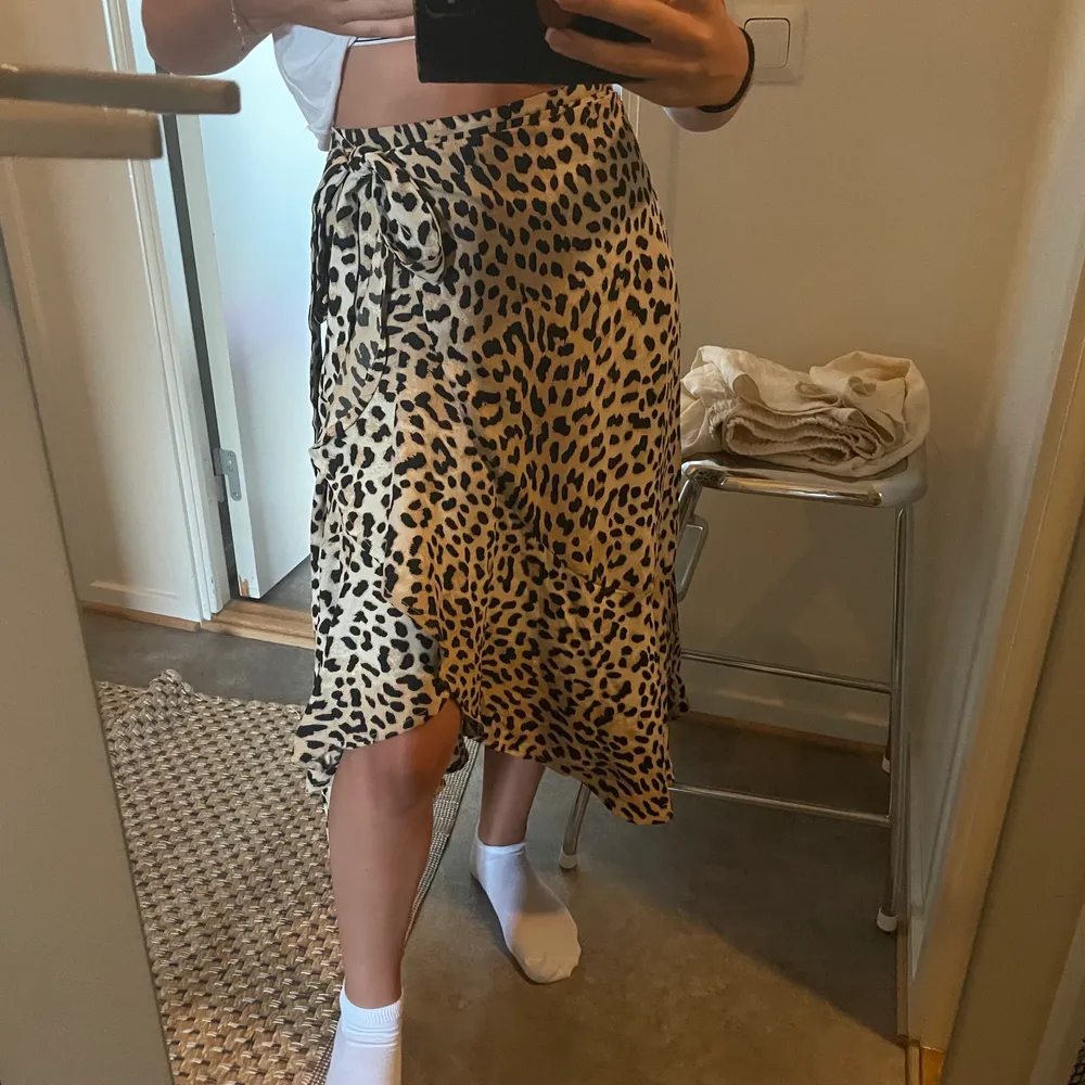 jättefin leopard mönstrad kjol från gina. Perfekt längd med snygg ”slits”.. Kjolar.