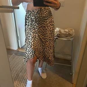 jättefin leopard mönstrad kjol från gina. Perfekt längd med snygg ”slits”.
