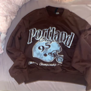 H&M - Hej, säljer denna tröjan för 150kr i färgen brun xs🤍 den är i nyskick och har bara använts några gånger 🤍 om man blir intresserad så är det bara att kontakta mig🤍 priser kan diskuteras privat 