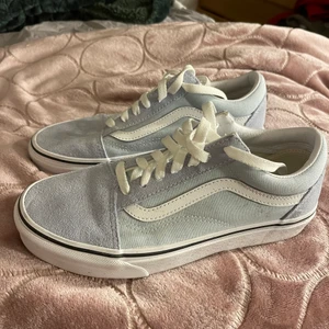 Vans babyblå  - Vans i färgen babyblå, använda endast en gång. Storlek 37 Nypris 849kr Mitt pris 500kr Vet inte exakt fraktkostnad. 