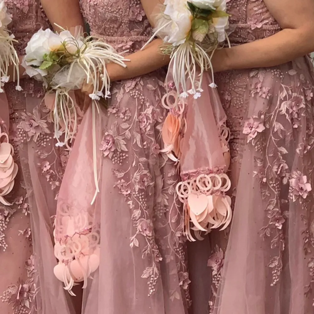 Säljer den rosa klänningen i mitten som endast använts 1 gång💓. Klänningar.