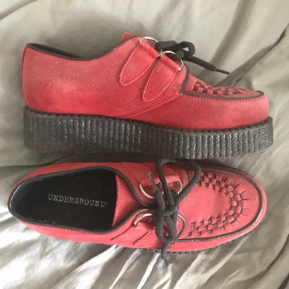 Röda platå creepers köpta secondhand för länge sedan. Insåg att dem var för små för mig som har 38 och då har dem bara legat runt i garderoben. Skorna är i ett suade material och det är vart att notera att ena skon är lite rödare än den andra.. Skor.